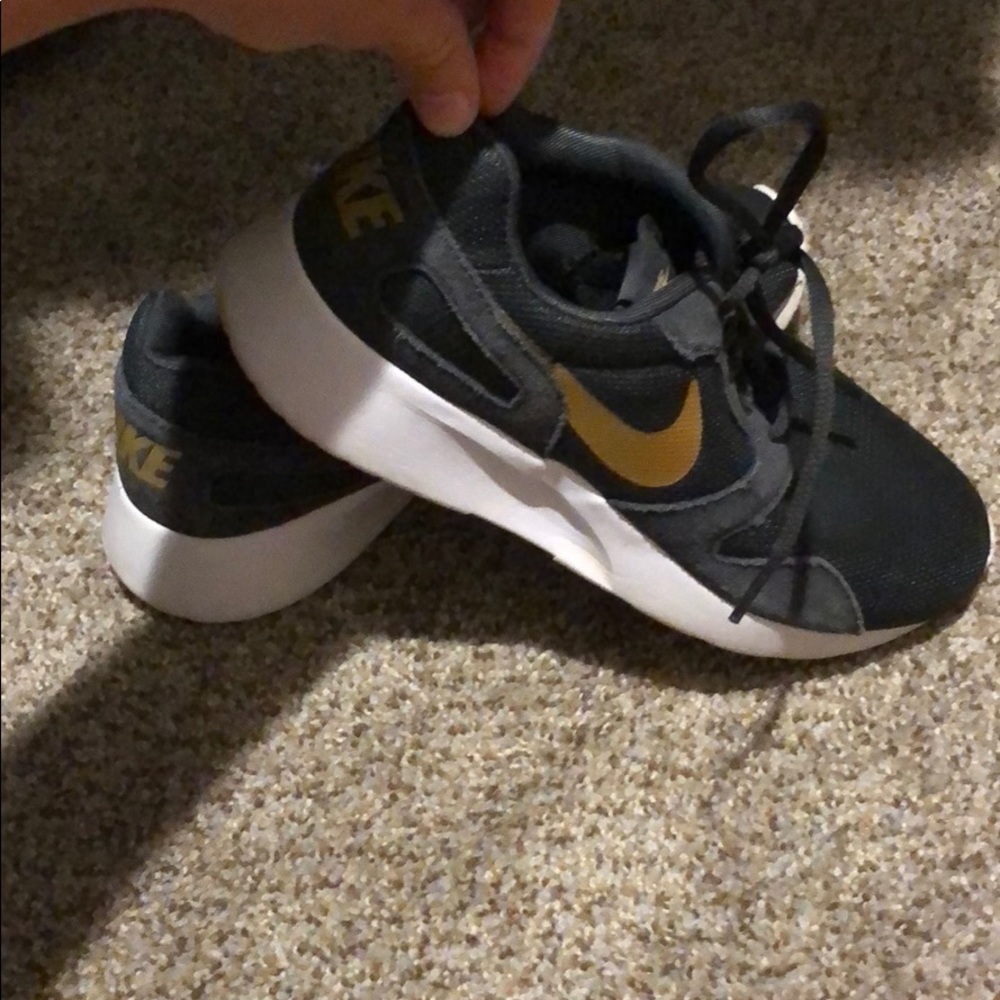 Nike tennis shoes